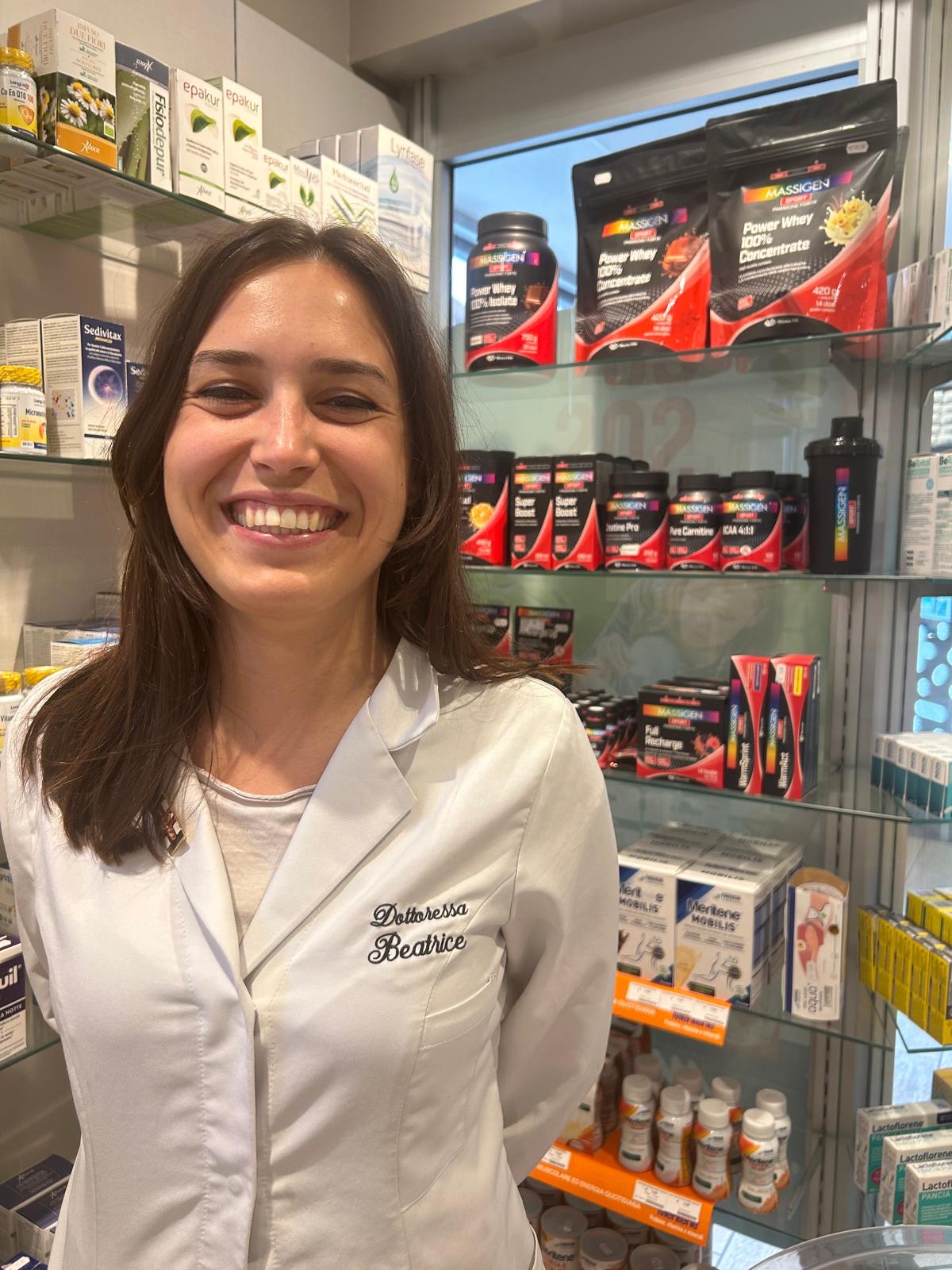 Beatrice, dal team professionale della Farmacia Foraggi al banco: farmacisti sorridenti e cortesi pronti ad assistere clienti
