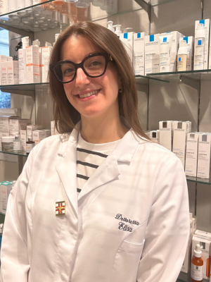 Elisa del team professionale della Farmacia Foraggi al banco: farmacisti sorridenti e cortesi pronti ad assistere client