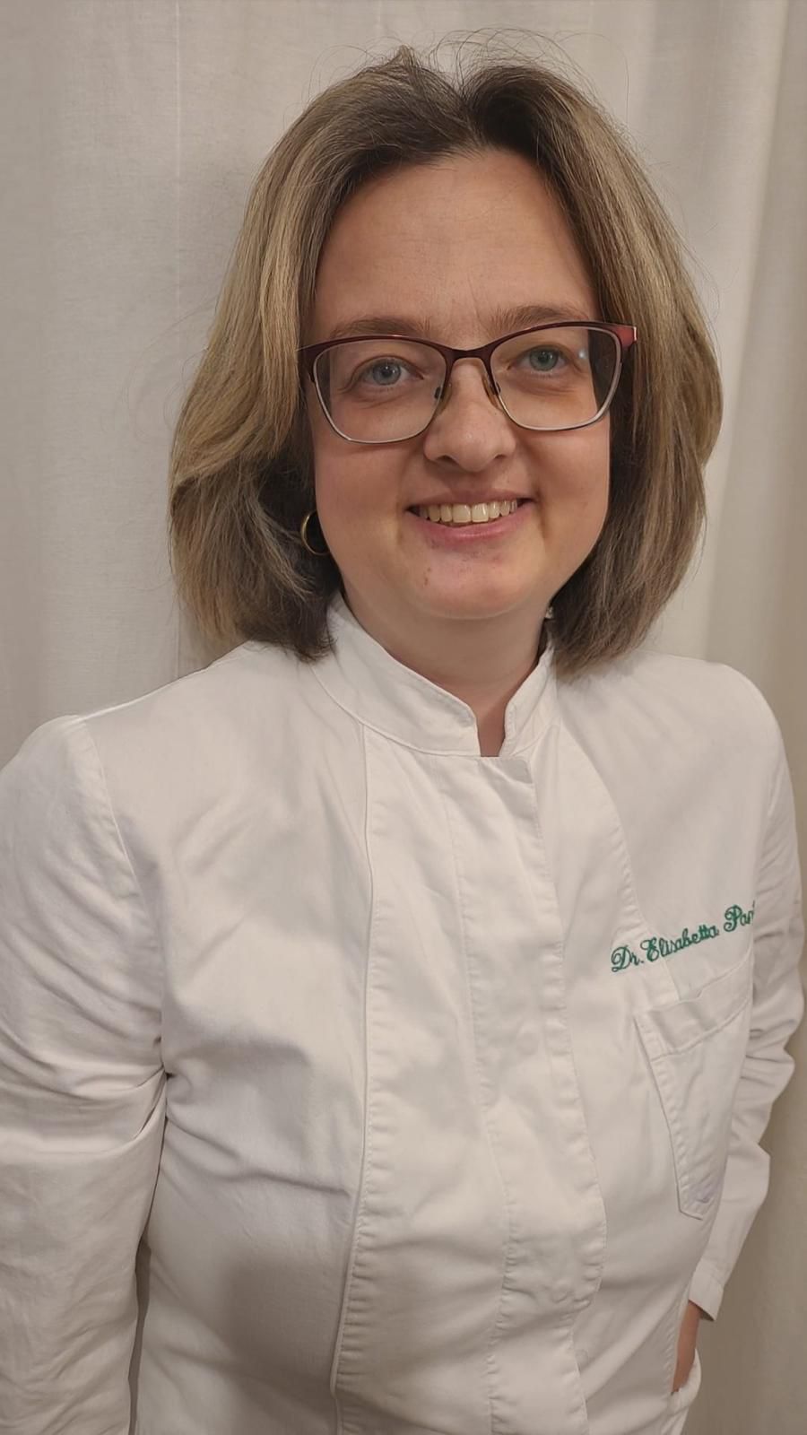 Elisabetta dal team Farmacia Foraggi: farmacisti sorridenti e cortesi pronti ad assistere clienti