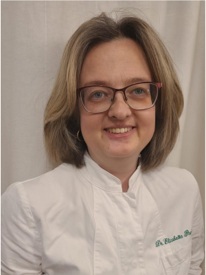 Elisabetta del team professionale della Farmacia Foraggi al banco: farmacisti sorridenti e cortesi pronti ad assistere client