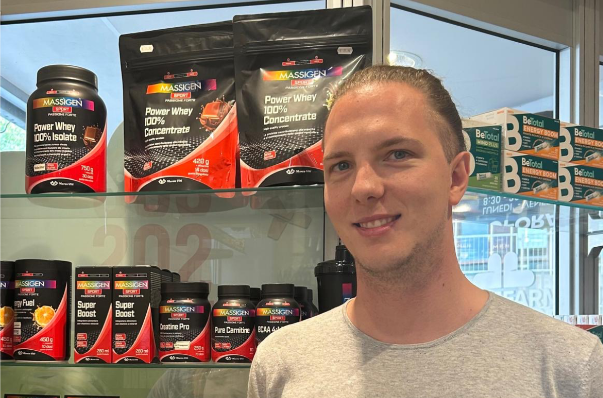 Francesco del team professionale della Farmacia Foraggi al banco: farmacisti sorridenti e cortesi pronti ad assistere clienti