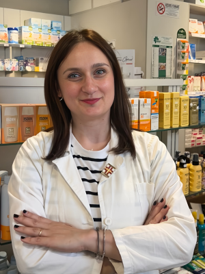 Laura del team professionale della Farmacia Foraggi al banco: farmacisti sorridenti e cortesi pronti ad assistere client