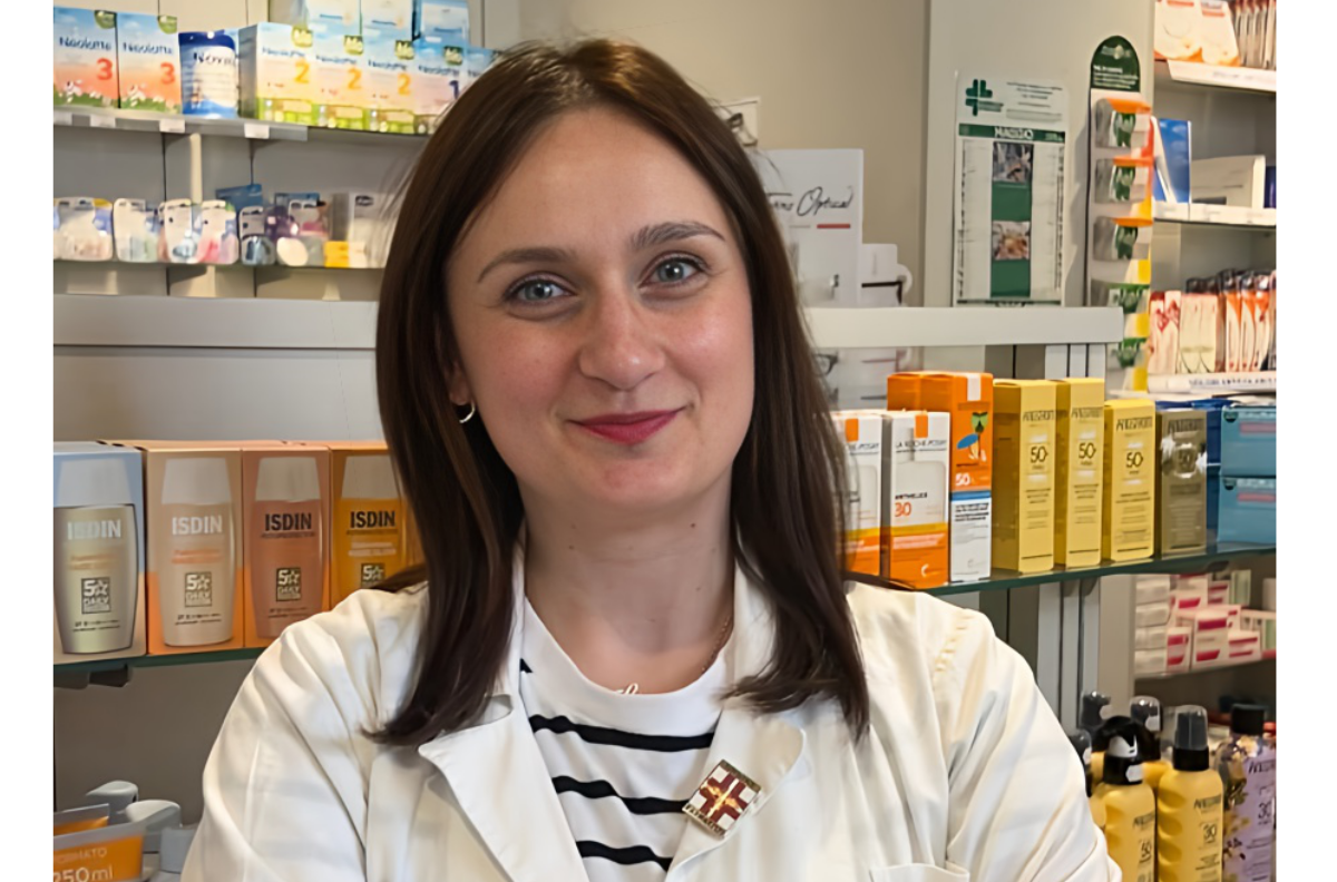 Laura del team professionale della Farmacia Foraggi al banco: farmacisti sorridenti e cortesi pronti ad assistere clienti