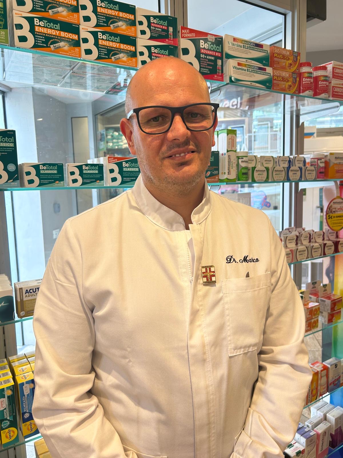 Marco del team professionale della Farmacia Foraggi al banco: farmacisti sorridenti e cortesi pronti ad assistere clienti