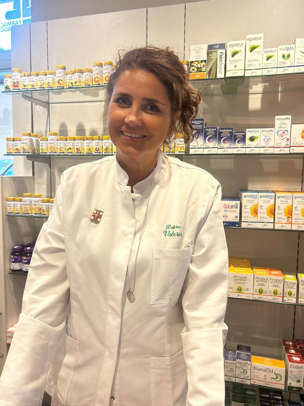 Valeria del team professionale della Farmacia Foraggi al banco: farmacisti sorridenti e cortesi pronti ad assistere client